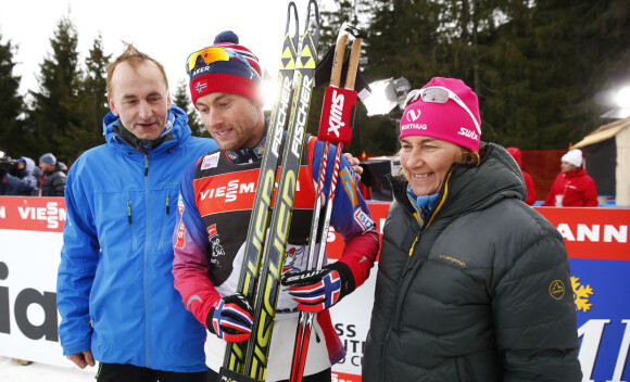 GODE STØTTESPILLERE: John og May Northug er alltid der for sønnene sine. Her er de fotografert med Petter i Val Di Fiemme i Italia i 2015. Foto: NTB scanpix GODE STØTTESPILLERE: John og May Northug er alltid der for sønnene sine. Her er de fotografert med Petter i Val Di Fiemme i Italia i 2015. Foto: NTB scanpix